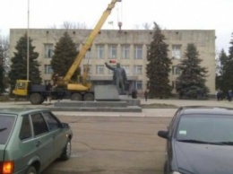 Памятник Ленину в Запорожье после нескольких попыток все же демонтировали