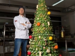 Мукачевский кондитер создал 2,5-метровую елку из шоколада