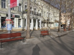 Городские службы установили скамейки на Советской, чтобы водители не парковали там свой транспорт