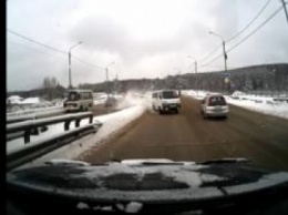Опережение в повороте на заснеженной дороге в Томске (РФ) закончилось замесом на дороге. ВИДЕО