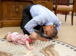 За кулисами Белого дома: Обама сел на пол Овального кабинета, чтобы заглянуть в глаза ребенку