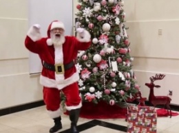 Американские дипломаты спели Jingle Bells на украинском языке