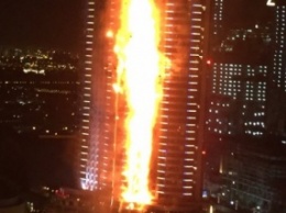 В Дубаи загорелся небоскреб