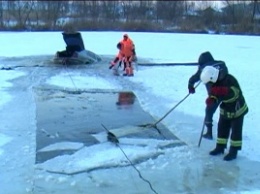 В Полтаве на реке Ворскла легковушка провалилась под лед