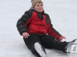 В Днепропетровске детей защитников отечества учили кататься на коньках (ФОТО)
