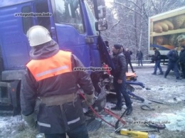 ДТП под Киевом: в столкновении двух грузовиков пострадал пассажир. ФОТО
