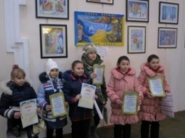 В театре Шевченко проходит областная выставка детского рисунка «Рождественские праздники»