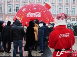 Coсa-Cola подкупила украинцев бесплатной раздачей шипучки - на морозе выстроились очереди