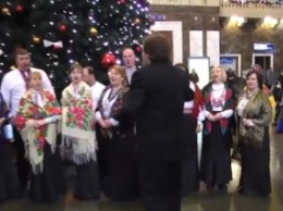 В канун Рождества на Центральном вокзале Киева звучали колядки и раздавали конфеты