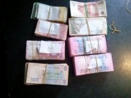Трое украинцев в карманах пытались провезти в "ДНР" миллион рублей и сотни тысяч гривен