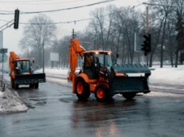 Городские коммунальщики круглосуточно борются со снегопадами