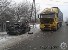 Легковушка столкнулась с грузовиком в Мариуполе