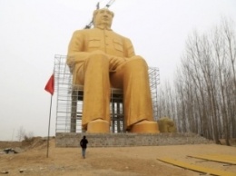 В Китае установили гигантскую статую Мао Цзэдуна и &8230; через три дня разрушили