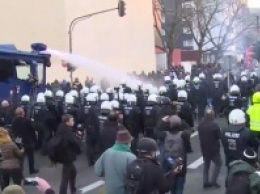 В Кельне полиция применила водометы по праворадикалам во время митинга против насилия над женщинами