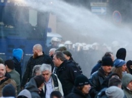 В Кельне прошла демонстрация против насилия. Полиция применила водометы