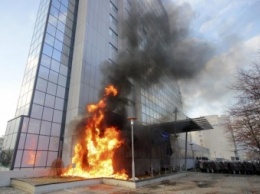 В Косово протестанты подожгли здание правительства