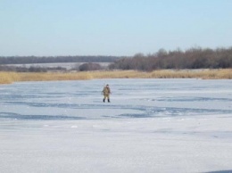 Николаевские спасатели пошли на лед – чтобы предостеречь любителей зимней рыбалки