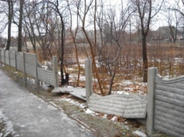 В Баштанка неизвестные вандалы разрушили забор ограждающий "Холм Славы"