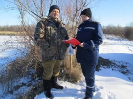 В Николаевской области спасатели вышли на лед, чтобы рассказать о правилах безопасности