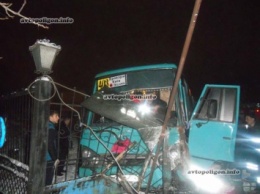 ДТП на Киевщине: автобус врезался в ворота - водителя извлекали спасатели. ФОТО