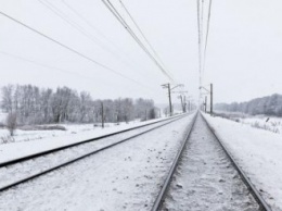 На Днепропетровщине монтера, расчищающего снег, насмерть сбил поезд