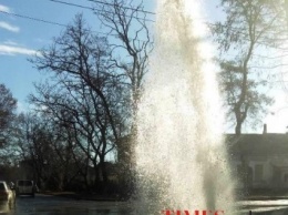 В центре Николаева прорвало трубу водопровода. Бьет настоящий фонтан