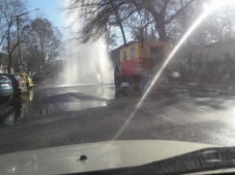 В центре Николаева на месте работ коммунальщиков из-под земли забил огромный гейзер