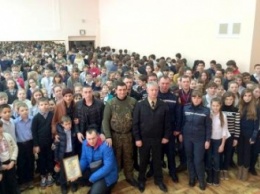 В Днепропетровске 4 жителей, которые спасли школьников из-подо льда, наградили за мужество и героизм