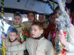 Николаевские маленькие артисты пели украинские колядки в «праздничном троллейбусе»