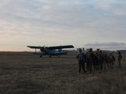 На военном аэродроме в Николаевской области морские пехотинцы прыгали с парашютом