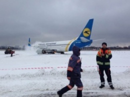 Обнародовано фото самолета, который выкатился за пределы взлетно-посадочной полосы в Киеве