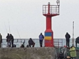 В Ялтинском порту на маяке нарисовали украинский флаг