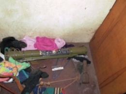 В Донецкой обл. полиция изъяла у местного жителя арсенал оружия и более килограмма конопли