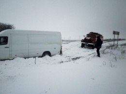 Как спасатели Николаевщины машины из снежного и кюветного плена на трассах выручают