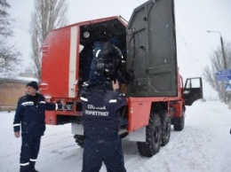 Спасатели не только машины из сугробов вытаскивают, но и людей с остановок транспорта в Николаеве забирают