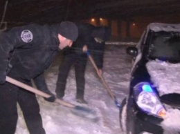 Глава полиции Одессы лично помогал водителям, попавшим в снежную ловушку