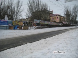 В Николаеве трамвайные пути все еще в снегу, дороги уже проезжаемые