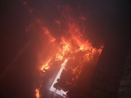 Николаевские спасатели потушили горящее здание на Лазурной