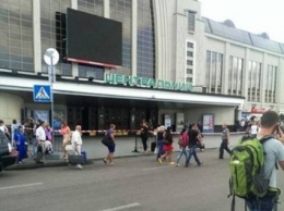 Утром в Киеве "минировали" железнодорожный вокзал и станцию метро