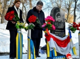 Порошенко почтил память погибших активистов Небесной сотни Нигояна и Жизневского
