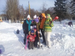 В николаевской "Сказке" скоро вырастет целый снежный городок, всех желающих приглашают присоединиться к строительству
