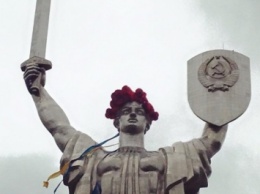 Монумент "Родина-мать" лишат герба СССР