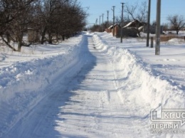 «Свидетели событий»: Криворожане «скинулись» на трактор, чтобы расчистить свою улицу от снега