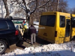 В Белгород-Днестровском Ломаченко вытащил маршрутку из снежного заноса. ФОТО