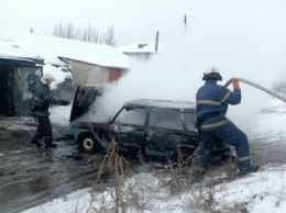 В Рубежном сгорел легковой автомобиль