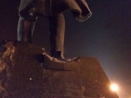 В Донецке подорвали часть памятника Ленина