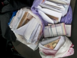 На линии разграничения задержали женщину, перевозившую в Донецк 300 тыс. грн и банковские карты