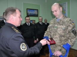 Командующий ВМС вручил медаль николаевскому морпеху, получившему пулевое ранение под Широкино