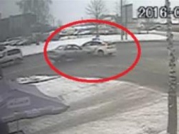 Виноваты дорожники? ДТП с полицейскими во Львове: во время погони Toyota Prius вылетел в кювет. ФОТО