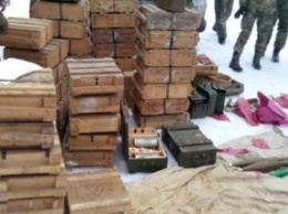 В Донецкой обл. СБУ в тайнике обнаружила 50 ящиков боеприпасов и оружия